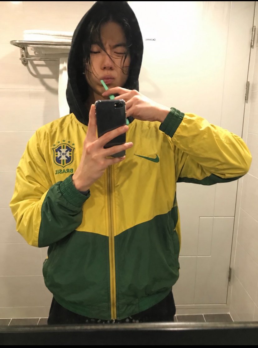 V4mpss5's tweet photo. aqui o pai já tá trajado https://t.co/eDq3vSHgjN