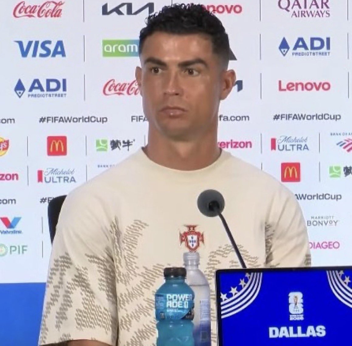 realmilgrauu's tweet photo. Jornalista: Cris sobre Ganhar a Copa do Mundo?

Cristiano: “Agradeço a Deus pela minha vida, se eu ganhar, continuarei sendo Cristiano, e se eu não ganhar, continuarei sendo Cristiano." https://t.co/eEXxSaNfES
