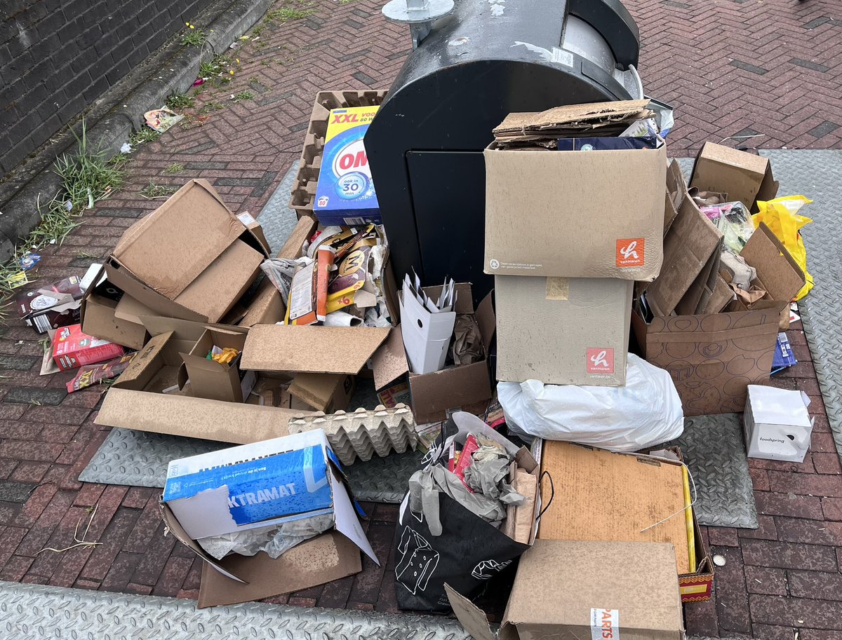 afvaldumping074's tweet photo. Zondag 5 juli 2026, Veldwijk. Het blijft een zooitje in de @gemeentehengelo 
@Twentemilieu @TubantiaHengelo @BBHengelo @VVDHengelo @CDAHengelo @D66Hengelo @SP_Hengelo @GLHengelo @Han_Daals @sanderschelberg @GLHengelo @PVV_Hengelo @AnnemiekeTraag https://t.co/yVf2lbbwPc