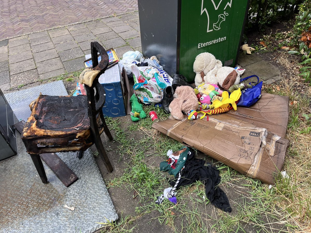 afvaldumping074's tweet photo. Zondag 5 juli 2026, Veldwijk. Het blijft een zooitje in de @gemeentehengelo 
@Twentemilieu @TubantiaHengelo @BBHengelo @VVDHengelo @CDAHengelo @D66Hengelo @SP_Hengelo @GLHengelo @Han_Daals @sanderschelberg @GLHengelo @PVV_Hengelo @AnnemiekeTraag https://t.co/yVf2lbbwPc