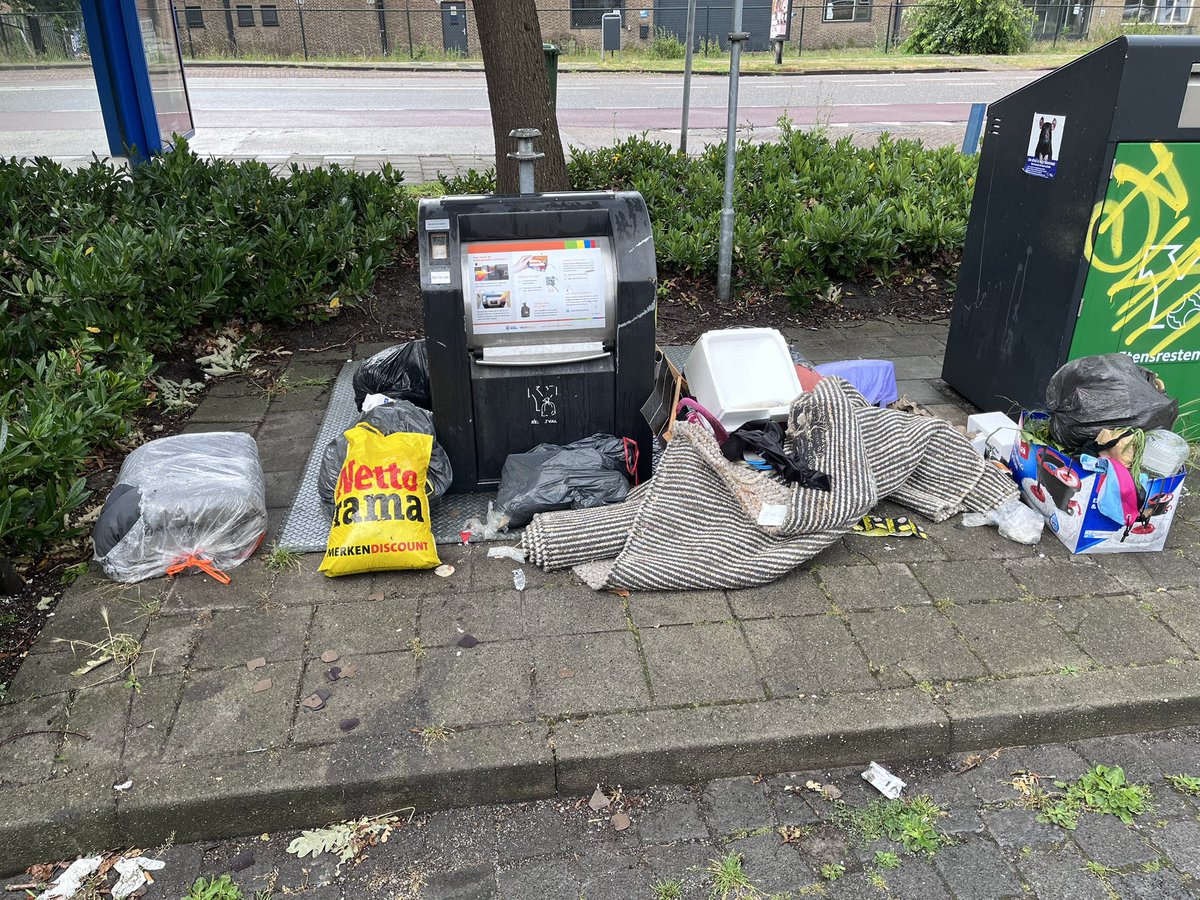 afvaldumping074's tweet photo. Zondag 5 juli 2026, Veldwijk. Het blijft een zooitje in de @gemeentehengelo 
@Twentemilieu @TubantiaHengelo @BBHengelo @VVDHengelo @CDAHengelo @D66Hengelo @SP_Hengelo @GLHengelo @Han_Daals @sanderschelberg @GLHengelo @PVV_Hengelo @AnnemiekeTraag https://t.co/yVf2lbbwPc