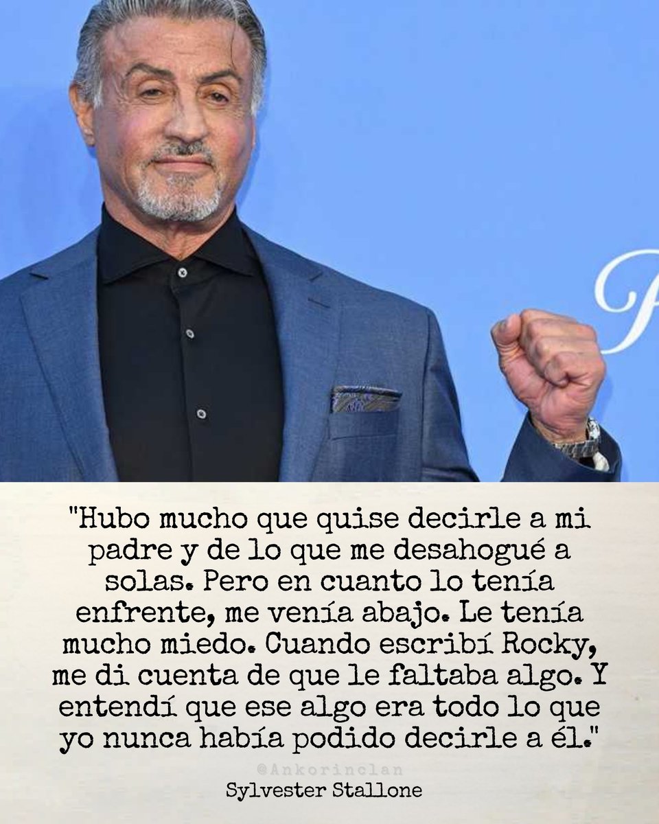 ankorinclan's tweet photo. Dijo Sylvester Stallone, que hoy cumple 79 años, sobre escribir el guion de Rocky: "Hubo mucho que quise decirle a mi padre y de lo que me desahogué a solas. Pero en cuanto lo tenía enfrente, me venía abajo. Le tenía mucho miedo. Cuando escribí Rocky, me di cuenta de que le faltaba algo. Y entendí que ese algo era todo lo que yo nunca había podido decirle a él." 🥊

Stallone no creció en un hogar fácil. Su madre le decía cosas que un niño no debería escuchar nunca. Su padre era una figura que lo intimidaba sin que él pudiera responder.

Y en lugar de destruirlo, lo convirtió en Rocky Balboa: un hombre que tampoco sabe muy bien cómo decir lo que siente, que pelea porque no encuentra otra forma de expresar lo que lleva dentro, que necesita que alguien lo mire y le diga que vale.

Setenta y nueve años. El hombre más famoso por aguantar golpes fue un niño que no podía enfrentarse a su padre.

Eso también es Rocky. La parte que nadie vio en pantalla.