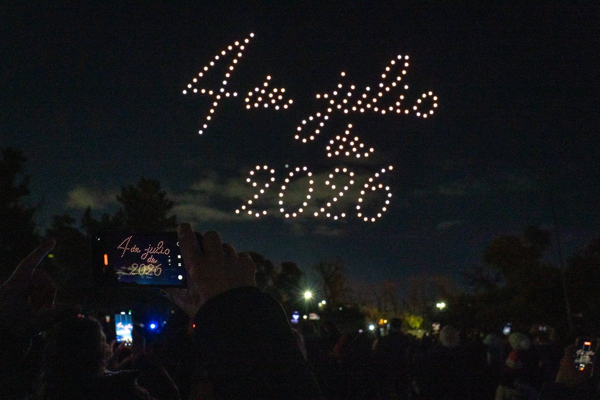 EmbajadaEEUUarg's tweet photo. ¡Así celebramos en Buenos Aires los 250 años de la independencia de los Estados Unidos! 🇺🇸✨

Una tarde llena de música, actividades para toda la familia y un espectacular show de drones que iluminó el cielo de Palermo. 

Gracias a todos los que nos acompañaron y fueron parte de esta jornada tan especial, compartiendo una nueva edición del #Freedom250 Roadshow y fortaleciendo los lazos de amistad entre Estados Unidos y Argentina. 🇺🇸🤝🇦🇷
