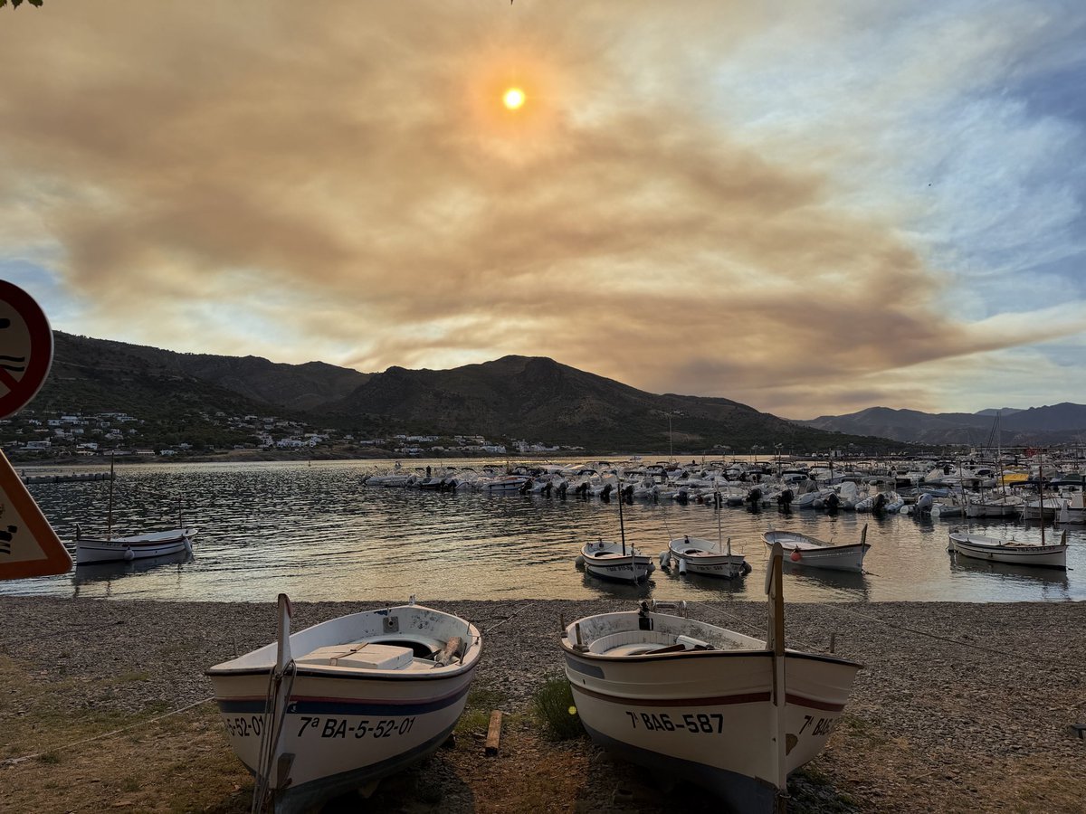 GenisPinart's tweet photo. El fum dels devastadors incendis de la Catalunya Nord, tornen a entrenyinar el sol a @elportdelaselva i a molts municipis de l’ #Emporda #incendi #if https://t.co/6rE7FYbIuG