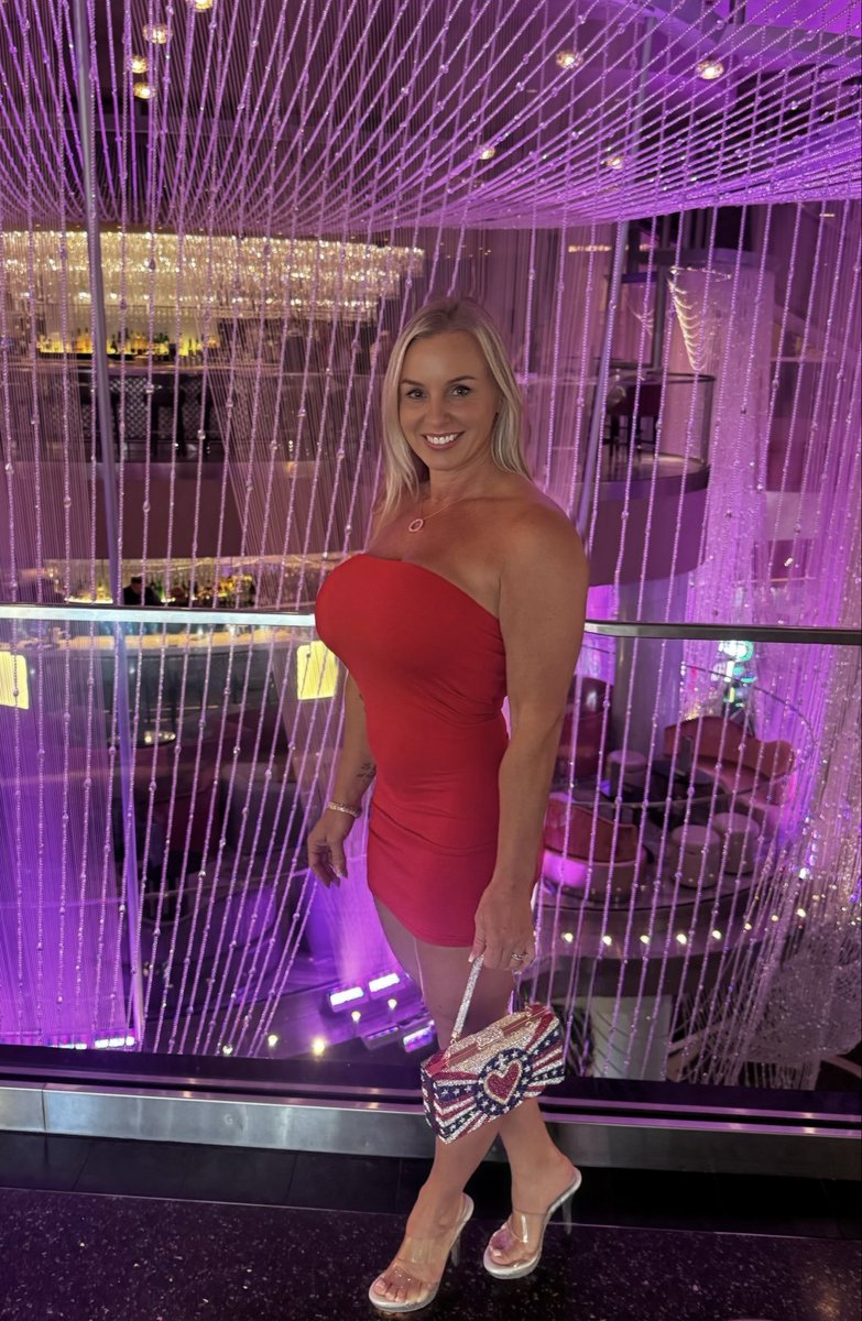AmandaXposed_'s tweet photo. Happy 4th of July! 🎇 Drinks and Dinner before @playhouselv Couldn’t video the rest 😈 @Cosmopolitan_LV #hotwife #playcation ♠️🍍 https://t.co/YUIuRjoBUJ