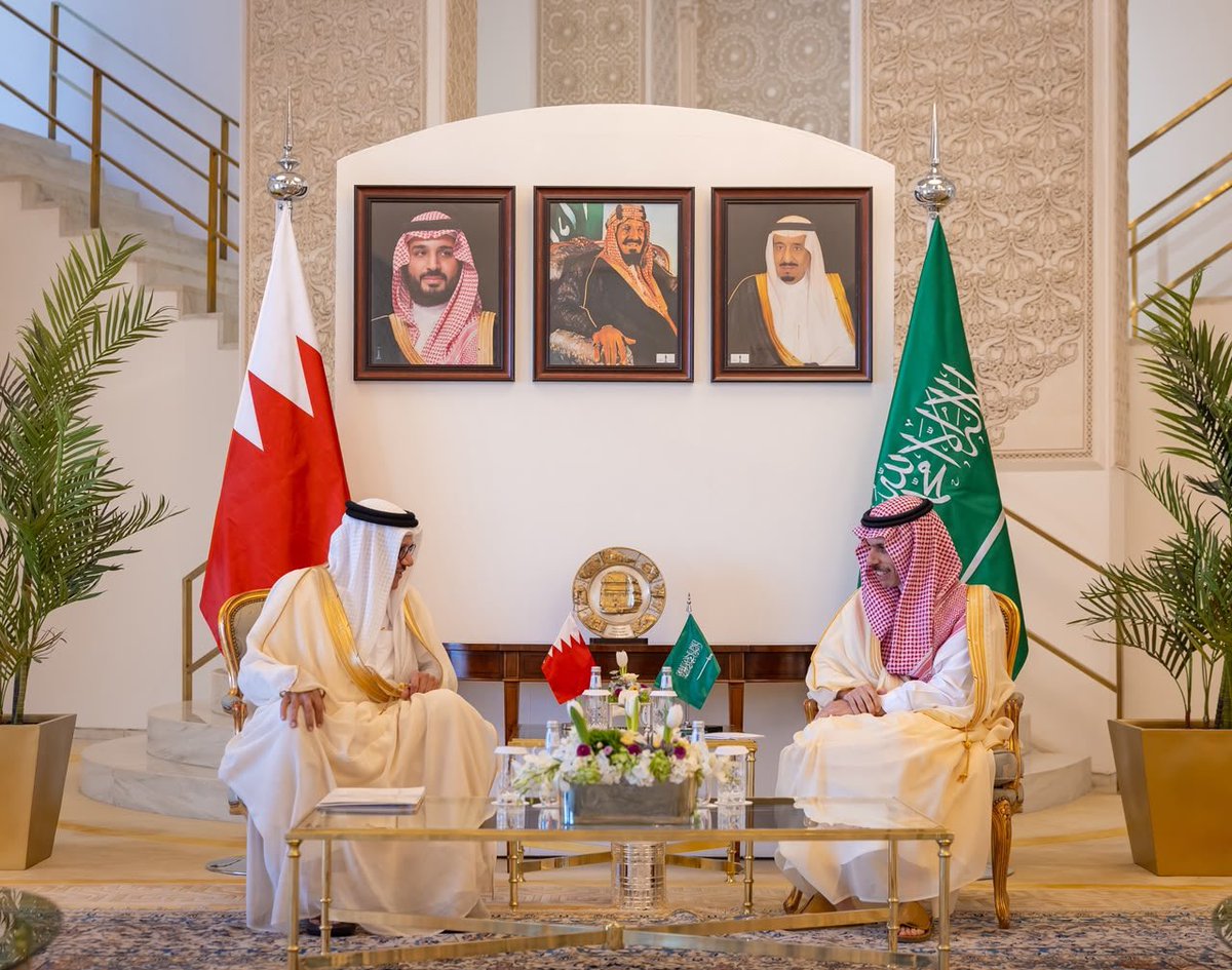 AJELNEWS24's tweet photo. عاجل 🔴 

وزير الخارجية الأمير فيصل بن فرحان يستقبل وزير خارجية البحرين، ويستعرضان العلاقات الأخوية الوثيقة التي تجمع البلدين الشقيقين، ويبحثان مستجدات الأوضاع الإقليمية والمسار التفاوضي الأمريكي - الإيراني، وجهود البلدين في دعم الأمن والاستقرار والتأكيد على أهمية ضمان حرية الملاحة البحرية في الخليج العربي، إضافة إلى تبادل وجهات النظر في عدد من الموضوعات ذات الاهتمام المشترك.

-