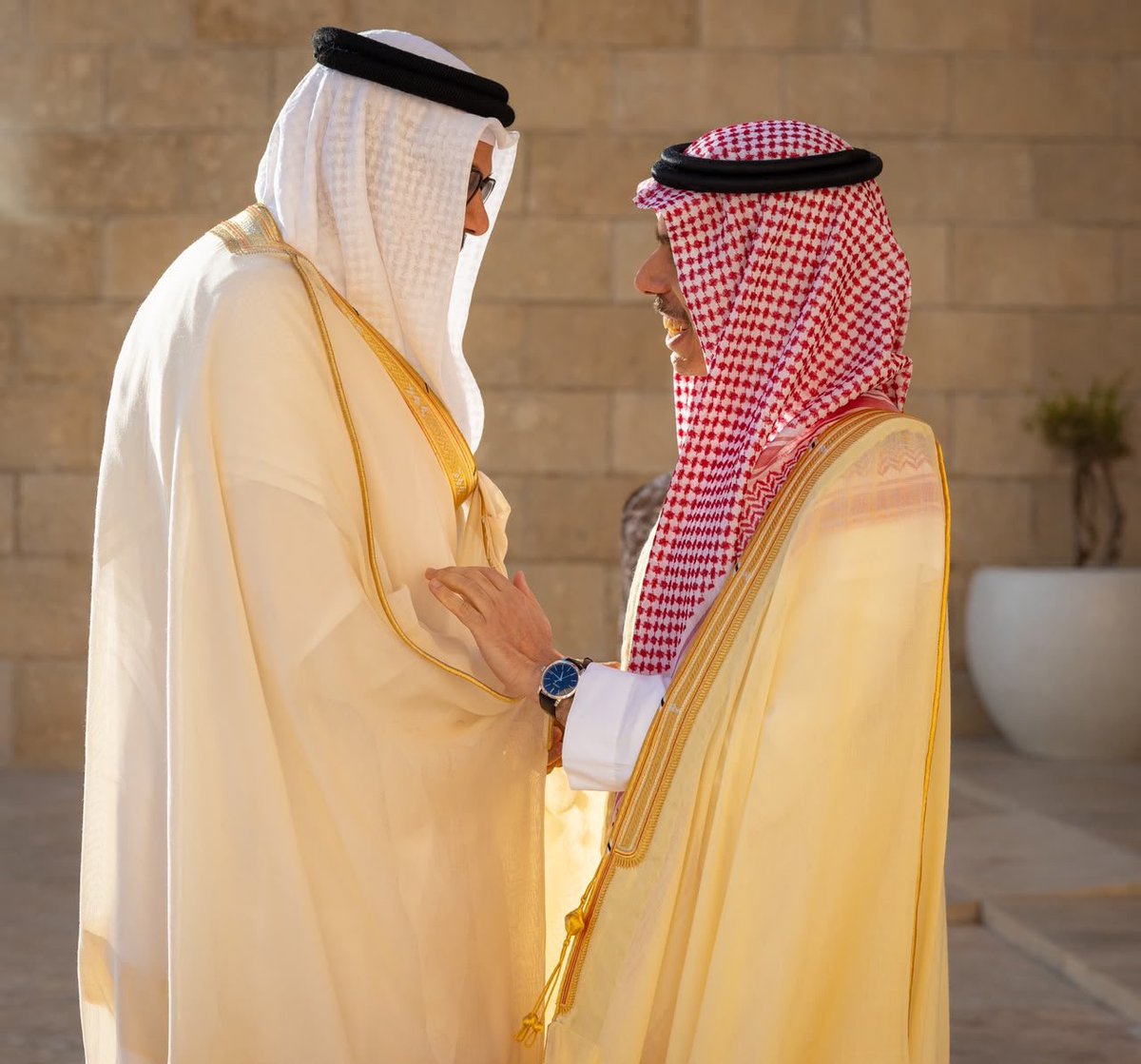 AJELNEWS24's tweet photo. عاجل 🔴 

وزير الخارجية الأمير فيصل بن فرحان يستقبل وزير خارجية البحرين، ويستعرضان العلاقات الأخوية الوثيقة التي تجمع البلدين الشقيقين، ويبحثان مستجدات الأوضاع الإقليمية والمسار التفاوضي الأمريكي - الإيراني، وجهود البلدين في دعم الأمن والاستقرار والتأكيد على أهمية ضمان حرية الملاحة البحرية في الخليج العربي، إضافة إلى تبادل وجهات النظر في عدد من الموضوعات ذات الاهتمام المشترك.

-