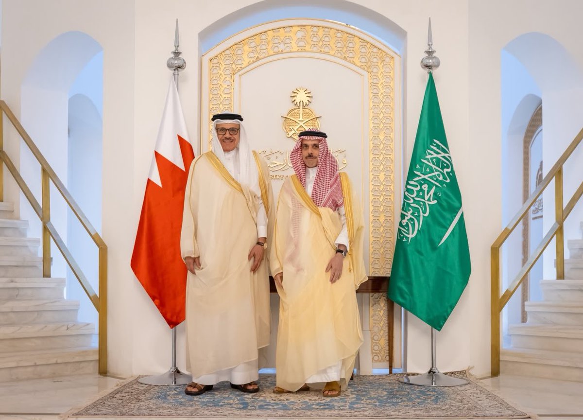 AJELNEWS24's tweet photo. عاجل 🔴 

وزير الخارجية الأمير فيصل بن فرحان يستقبل وزير خارجية البحرين، ويستعرضان العلاقات الأخوية الوثيقة التي تجمع البلدين الشقيقين، ويبحثان مستجدات الأوضاع الإقليمية والمسار التفاوضي الأمريكي - الإيراني، وجهود البلدين في دعم الأمن والاستقرار والتأكيد على أهمية ضمان حرية الملاحة البحرية في الخليج العربي، إضافة إلى تبادل وجهات النظر في عدد من الموضوعات ذات الاهتمام المشترك.

-
