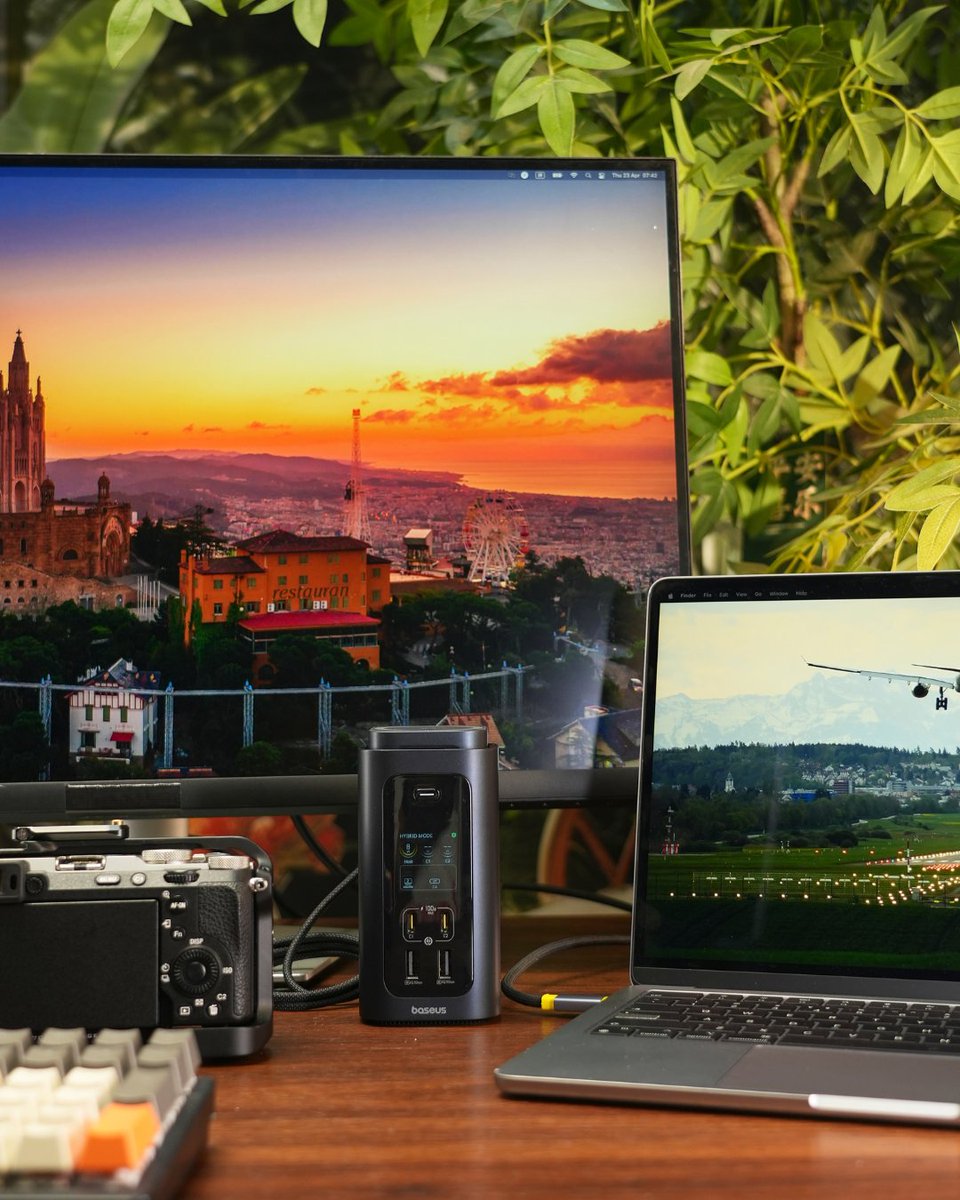 Baseus_Global's tweet photo. There’s a small happiness in a desk that feels alive.🌿⚡

Leaves in the corner.
Light on the screen.
Everything plugged in without ruining the mood.

#BaseusSpacemate RD1 Pro 15-in-1 (WIN) Docking Station
🔗 https://t.co/z0RZqWi5Nr

#baseus #dockingstation #minimaldesksetups #homeoffice #techessentials