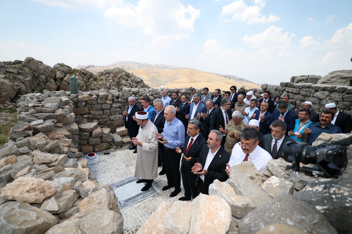TatarArslan's tweet photo. 📍Cudi Sefine 

Türkiye Büyük Millet Meclisi Başkanımız Sayın Prof. Dr. Numan Kurtulmuş, Diyanet İşleri Başkanımız Sayın Prof. Dr. Safi Arpaguş, İçişleri Bakan Yardımcımız Sayın Ali Çelik, Gaziantep Büyükşehir Belediye Başkanımız Sayın Fatma Şahin, MHP Grup Başkan Vekilimiz Sayın Erkan Akçay, Valimiz Sayın Birol Ekici, Belediye Başkanımız Sayın Mehmet Yarka, İl Başkanımız Sayın İbrahim Halil Erkan, değerli milletvekillerimiz, il, İlçe protokolümüz ve kıymetli vatandaşlarımız ile birlikte;

Hz. Nuh’u Anma Merasimi dolayısıyla Cudi Dağı’nda, Hz. Nuh’un gemisinin karaya oturduğu Sefine mevkiinde öğle namazımızı eda ettik.

İnsanlık tarihinin en önemli dönüm noktalarından birine ev sahipliği yapan bu mübarek mekanda, dualarımızı Rabbimize arz ederek manevi bir huzuru paylaşmanın bahtiyarlığını yaşadık.

Ziyaretimiz kapsamında yapımı devam eden Cudi Dağı Sefine Hz. Nuh Nebi Camii’nde de incelemelerde bulunarak çalışmalar hakkında bilgi aldık. Tamamlandığında bölgenin manevi hayatına önemli katkılar sunacak bu kıymetli eserin hayırlara vesile olmasını diliyorum.

@TBMMresmi 
@NumanKurtulmus 
@FatmaSahin 
@erkanakcay45 
@BirolEkici73 
@Mehmet_Yarka 
@ibrahimH_Erkan 

#CudiSefine 
#ŞehriNuhŞırnak
