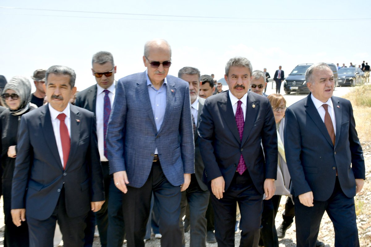 TatarArslan's tweet photo. 📍Cudi Sefine 

Türkiye Büyük Millet Meclisi Başkanımız Sayın Prof. Dr. Numan Kurtulmuş, Diyanet İşleri Başkanımız Sayın Prof. Dr. Safi Arpaguş, İçişleri Bakan Yardımcımız Sayın Ali Çelik, Gaziantep Büyükşehir Belediye Başkanımız Sayın Fatma Şahin, MHP Grup Başkan Vekilimiz Sayın Erkan Akçay, Valimiz Sayın Birol Ekici, Belediye Başkanımız Sayın Mehmet Yarka, İl Başkanımız Sayın İbrahim Halil Erkan, değerli milletvekillerimiz, il, İlçe protokolümüz ve kıymetli vatandaşlarımız ile birlikte;

Hz. Nuh’u Anma Merasimi dolayısıyla Cudi Dağı’nda, Hz. Nuh’un gemisinin karaya oturduğu Sefine mevkiinde öğle namazımızı eda ettik.

İnsanlık tarihinin en önemli dönüm noktalarından birine ev sahipliği yapan bu mübarek mekanda, dualarımızı Rabbimize arz ederek manevi bir huzuru paylaşmanın bahtiyarlığını yaşadık.

Ziyaretimiz kapsamında yapımı devam eden Cudi Dağı Sefine Hz. Nuh Nebi Camii’nde de incelemelerde bulunarak çalışmalar hakkında bilgi aldık. Tamamlandığında bölgenin manevi hayatına önemli katkılar sunacak bu kıymetli eserin hayırlara vesile olmasını diliyorum.

@TBMMresmi 
@NumanKurtulmus 
@FatmaSahin 
@erkanakcay45 
@BirolEkici73 
@Mehmet_Yarka 
@ibrahimH_Erkan 

#CudiSefine 
#ŞehriNuhŞırnak
