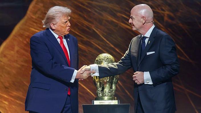 EPLworld's tweet photo. 🇺🇸 

الرئيس الامريكي دونالد ترامب بعد الغاء الكرت الاحمر عن بالوغن:

"شكراً للفيفا على فعل ما هو صحيح، وتصحيح ظلم كبير!" https://t.co/W50sUsWGI5