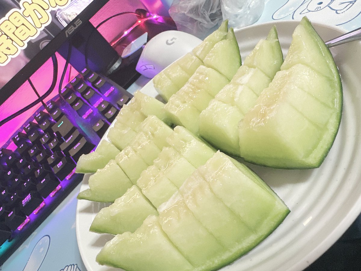 _xuexu's tweet photo. この時間にスーパー行ったら
メロン丸々一個350円で売っててアツい!!! https://t.co/52iLha1z9j