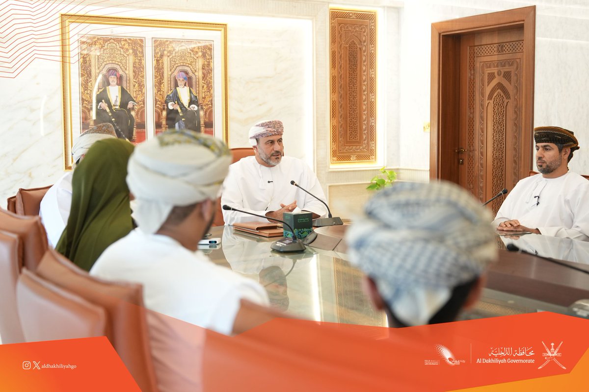 AldhakhiliyahGO's tweet photo. انطلاقًا من اهتمامها بتمكين الشباب وتعزيز مشاركتهم في مسيرة التنمية، استضافت #محافظة_الداخلية طلبة برنامج "معسكر السمت العُماني" في لقاء حواري مع المدير العام للشؤون الإدارية والمالية، وبحضور مدير مكتب المحافظ، استعرض خلاله اختصاصات المحافظة، وأبرز مشروعاتها ومبادراتها التنموية.

As part of its commitment to empowering youth and strengthening their role in the nation's development, the Governorate of Al Dakhiliyah hosted students participating in the "Omani Simt Camp" for an interactive dialogue session with the Director General of Administrative and Financial Affairs, attended by the Director of the Governor's Office. The session highlighted the governorate's responsibilities, as well as its key development projects and initiatives.