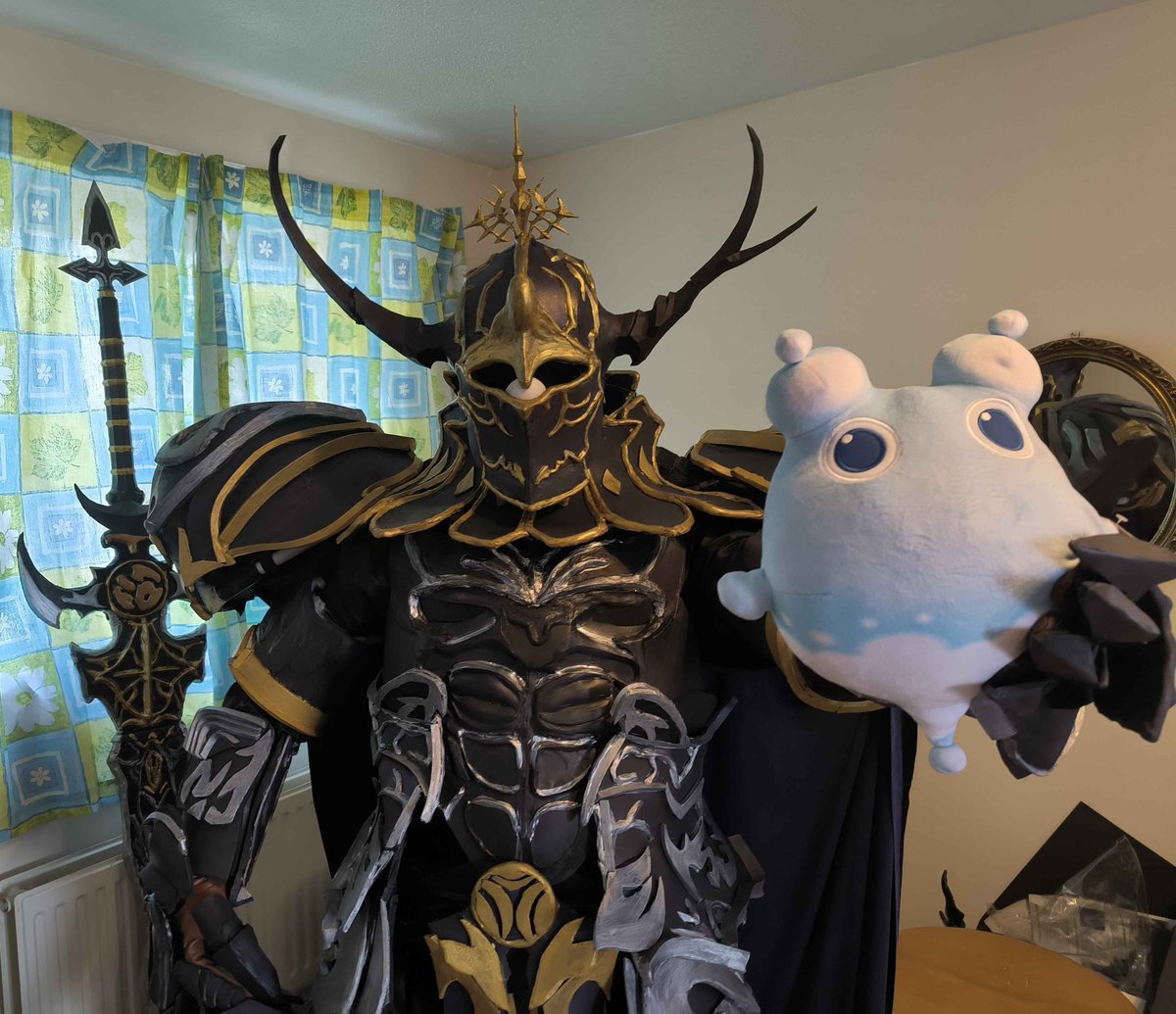 CatfishNeo's tweet photo. It's dangerous to go alone, take this.

#FFXIVcosplay #FFXIV #ff14cosplay #ff14 https://t.co/jktKrEiKnR