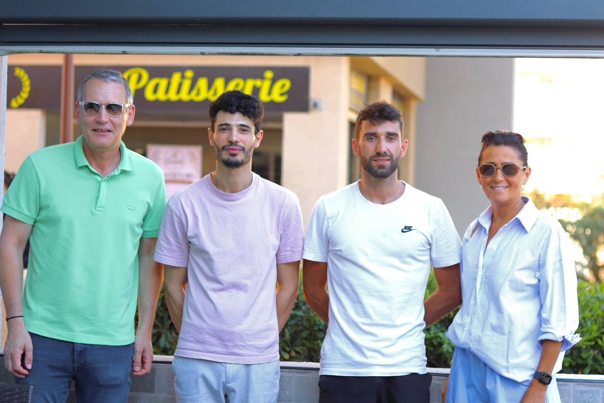 pays_ajaccien's tweet photo. 👏🏻  Bodiccione accueille une nouvelle génération de commerçants!

Deux commerces emblématiques du quartier démarrent une nouvelle aventure. La Boulangerie Brabulle et le bar Le Claral sont désormais entre les mains de nouveaux entrepreneurs, qui ont choisi de faire vivre le commerce de proximité au cœur de Bodiccione.

Une excellente nouvelle pour les habitants ! Chaque commerce qui ouvre, se développe ou se transmet contribue à faire vivre le quartier, à créer du lien et à renforcer son attractivité.

À l’occasion de ces reprises, @CVoglimacci , Adjoint au Maire d’Ajaccio délégué à la Politique de la Ville, et @cmcombette , Vice-Présidente CAPA déléguée au développement économique, sont venus saluer l’engagement de ces entrepreneurs qui participent au dynamisme de Bodiccione.

👏 Félicitations à Manaam Overgli et Mickael Uso, qui reprennent Le Claral, ainsi qu’à Brandon Courchay et Anthony Pietri, nouveaux exploitants de la Boulangerie Brabulle. Nous leur souhaitons pleine réussite dans cette belle aventure !

@s_sbraggia @VilledAjaccio