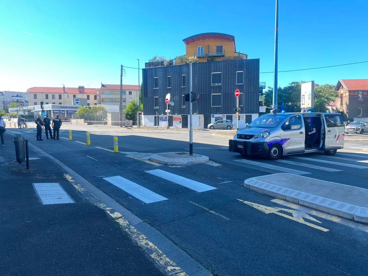 GilbertCollard's tweet photo. Une attaque au couteau a été commise à Clermont-Ferrand par un forcené de 35 ans, né dans la région du Darfour, au Soudan; il a blessé trois personnes avant de se jeter sur les forces de l’ordre et d'être neutralisé : je ne crois plus aux faits-divers ni aux fous ! https://t.co/idM47N4f9U