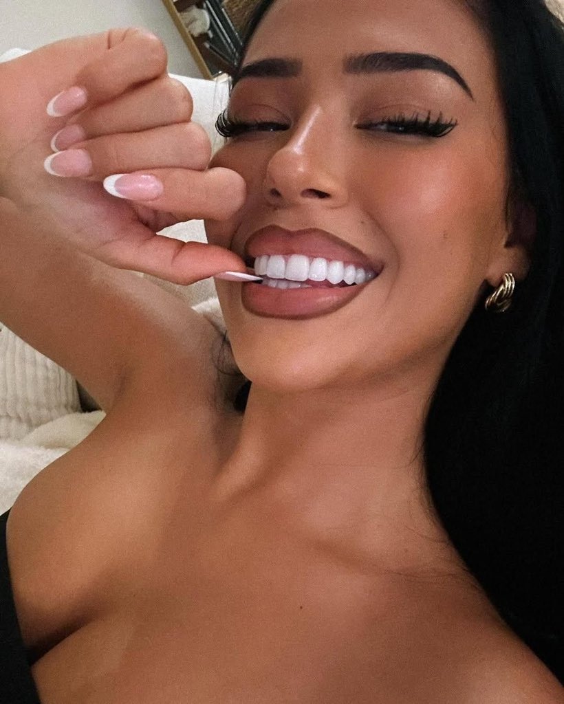 dimson001789's tweet photo. No overthinking. Just your first glance. 👀
What caught your attention first?

👄 Lips. 💅 Nails. 😊 Face. 😁 Teeth. https://t.co/uEppd9T9Ma