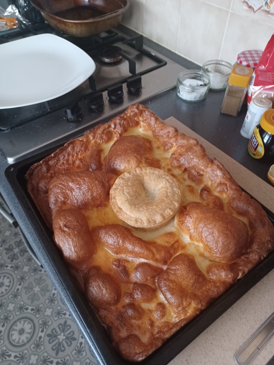 daddybearroo's tweet photo. Pre match meal...pie in the hole...up the england @iamtomskinner https://t.co/Po6z1h2pg2
