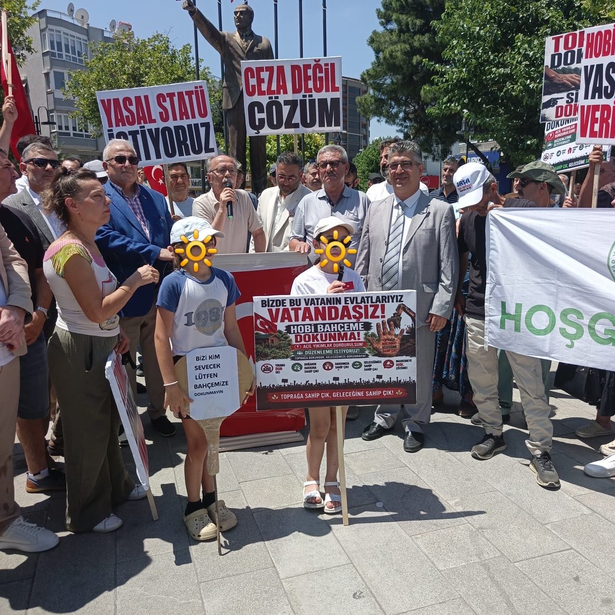iyiparti35_'s tweet photo. Hobi Bahçeleri ve Yapı Kayıt Madurları tarafından Buca Demokrasi (Çevik Bir) meydanında düzenlenen Basın açıklamasına İl Başkanlığımızı temsilen Siyasi İşlerden Sor. İl Bşk. Yrd. Sn. Bayram Önem, Ar-Ge ve Parti İçi Eğitimden Sor. İl. Bşk. Yrd. Sn. Serkan Esen ve Buca İlçe yönetiminden bir heyet katılım sağlamıştır. 
#hobibahçesimadurları