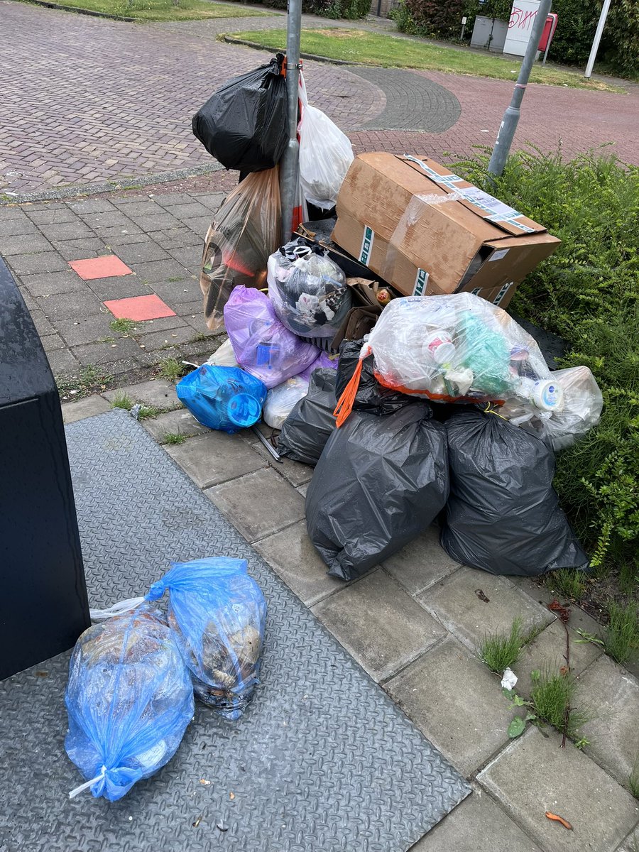afvaldumping074's tweet photo. Zondag 5 juli 2026, Korenbuurt. Het blijft een zooitje in de @gemeentehengelo 
@Twentemilieu @TubantiaHengelo @BBHengelo @VVDHengelo @CDAHengelo @D66Hengelo @SP_Hengelo @GLHengelo @Han_Daals @sanderschelberg @GLHengelo @PVV_Hengelo @AnnemiekeTraag https://t.co/fbiRH7Z86p