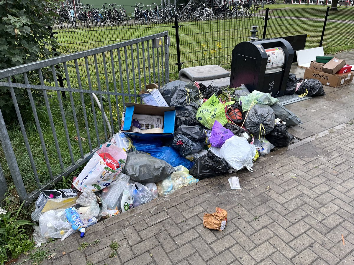 afvaldumping074's tweet photo. Zondag 5 juli 2026, Groot Driene. Het blijft een zooitje in de @gemeentehengelo 
@Twentemilieu @TubantiaHengelo @BBHengelo @VVDHengelo @CDAHengelo @D66Hengelo @SP_Hengelo @GLHengelo @Han_Daals @sanderschelberg @GLHengelo @PVV_Hengelo @AnnemiekeTraag https://t.co/tn0vEkmRyN