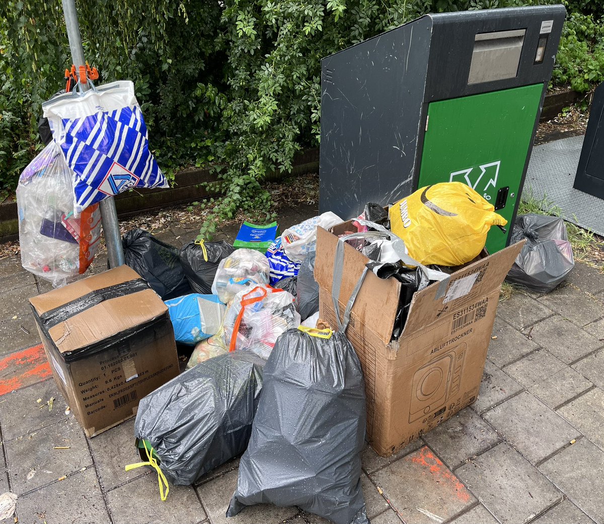 afvaldumping074's tweet photo. Zondag 5 juli 2026, Groot Driene. Het blijft een zooitje in de @gemeentehengelo 
@Twentemilieu @TubantiaHengelo @BBHengelo @VVDHengelo @CDAHengelo @D66Hengelo @SP_Hengelo @GLHengelo @Han_Daals @sanderschelberg @GLHengelo @PVV_Hengelo @AnnemiekeTraag https://t.co/tn0vEkmRyN