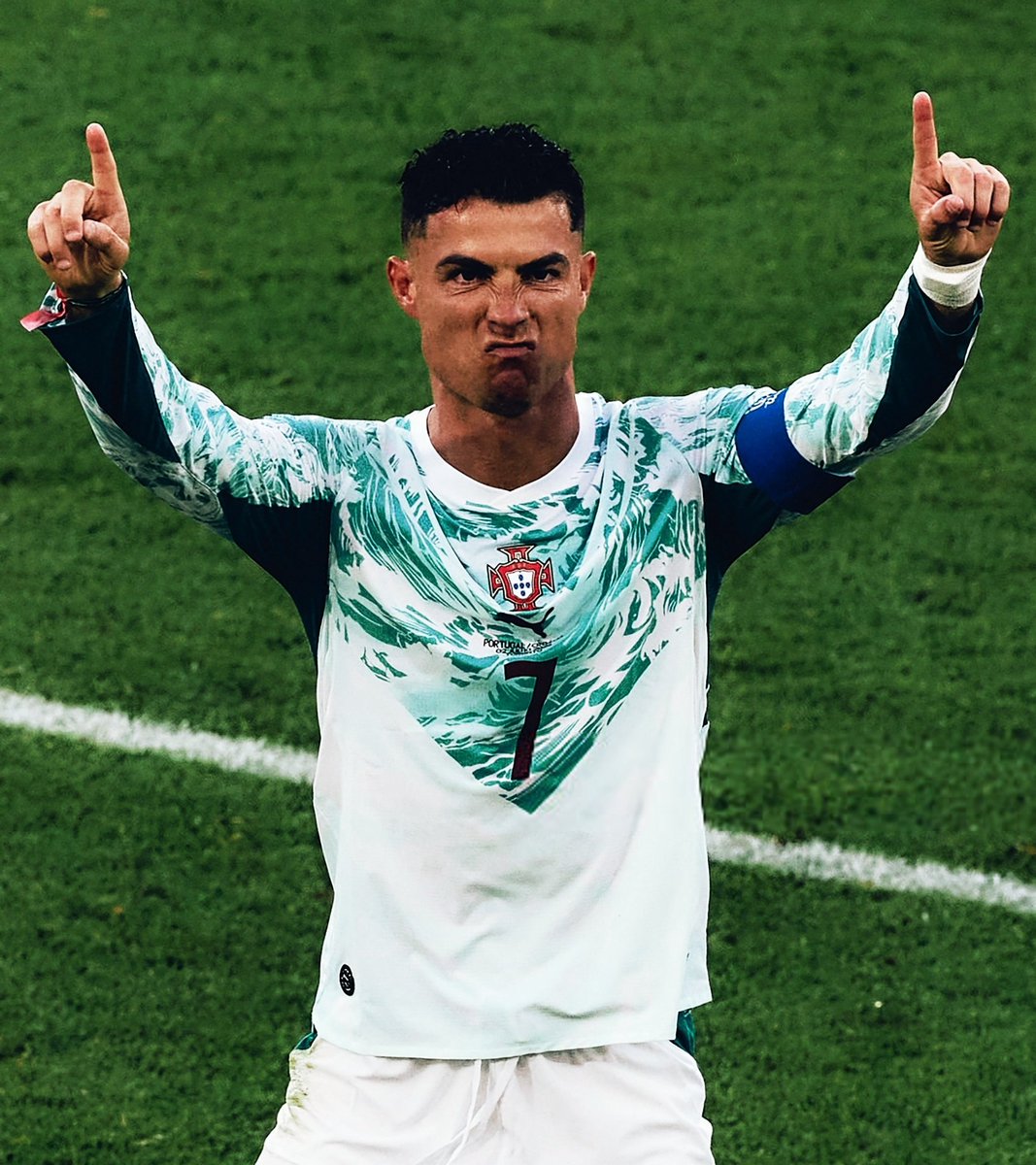 VibesFoot's tweet photo. 🗣️ Cristiano Ronaldo 🇵🇹 : « 𝗝𝗘 𝗧𝗘𝗥𝗠𝗜𝗡𝗘𝗥𝗔𝗜 𝗠𝗔 𝗖𝗔𝗥𝗥𝗜𝗘̀𝗥𝗘 𝗤𝗨𝗔𝗡𝗗 𝗝𝗘 𝗩𝗘𝗨𝗫. 𝗣𝗔𝗦 𝗤𝗨𝗔𝗡𝗗 𝗩𝗢𝗨𝗦 𝗟𝗘 𝗩𝗢𝗨𝗟𝗘𝗭 » 😬

🎙️ Conférence de presse https://t.co/CvZPM6AODs