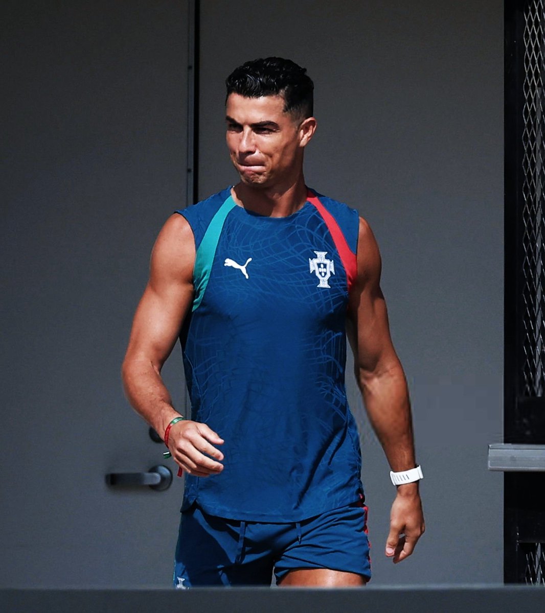 VibesFoot's tweet photo. 🗣️ Cristiano Ronaldo 🇵🇹 : « 𝗖̧𝗔 𝗙𝗔𝗜𝗧 𝟮𝟯 𝗔𝗡𝗦 𝗤𝗨𝗘 𝗟𝗘𝗦 𝗠𝗘́𝗗𝗜𝗔𝗦 𝗣𝗔𝗦𝗦𝗘𝗡𝗧 𝗟𝗘𝗨𝗥 𝗧𝗘𝗠𝗣𝗦 𝗔̀ 𝗘𝗦𝗦𝗔𝗬𝗘𝗥 𝗗𝗘 𝗠𝗘 𝗧𝗨𝗘𝗥 » 😡

🎙️ Conférence de presse https://t.co/DuUkg93iTF