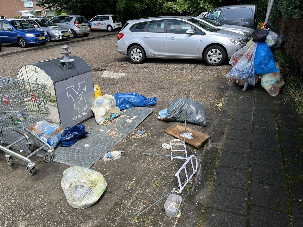 afvaldumping074's tweet photo. Zondag 5 juli 2026, Sterrenbuurt. Het blijft een zooitje in de @gemeentehengelo 
@Twentemilieu @TubantiaHengelo @BBHengelo @VVDHengelo @CDAHengelo @D66Hengelo @SP_Hengelo @GLHengelo @Han_Daals @sanderschelberg @GLHengelo @PVV_Hengelo @AnnemiekeTraag https://t.co/aHJxM2emYc