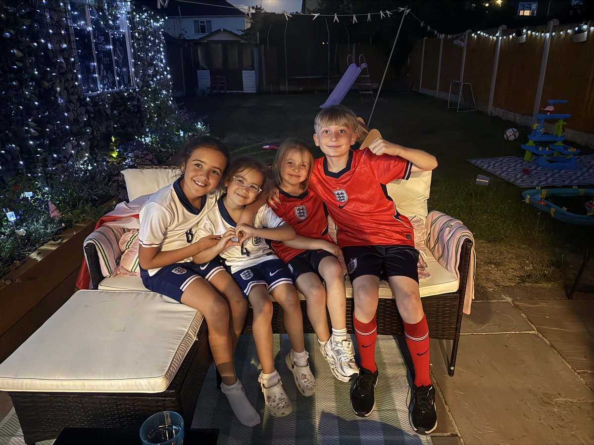 LewisAMoore88's tweet photo. @SkySportsNews #ssnthreelions

Come on England! 🏴󠁧󠁢󠁥󠁮󠁧󠁿 ⚽️ https://t.co/74NCUxgYYv