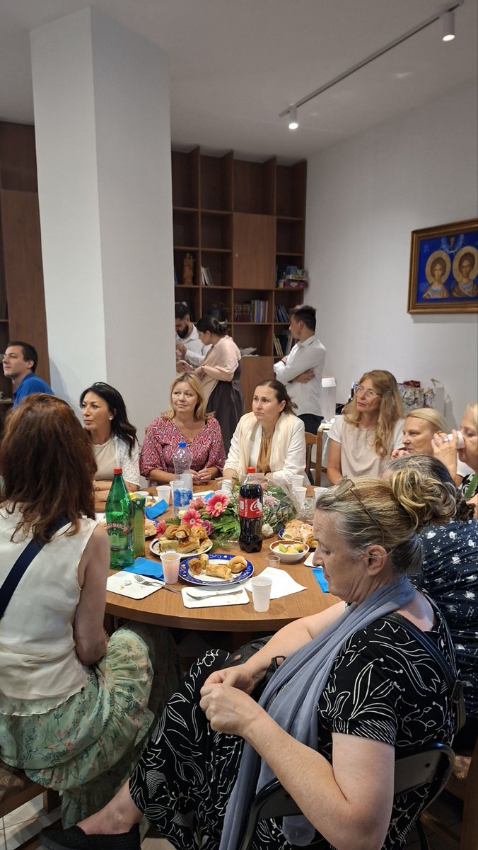 VDSSPC's tweet photo. Већ 3 године волонтери у здравству, кроз служење болеснима у Клиничком центру Србије и помоћ медицинском особљу у немедицинским пословима, сведоче да је доброчинство много више од пружене помоћи. Оно је љубав на делу, заједница сабрана око Христа и пружена рука ближњем.⬇️ https://t.co/BN1uq0hAUk