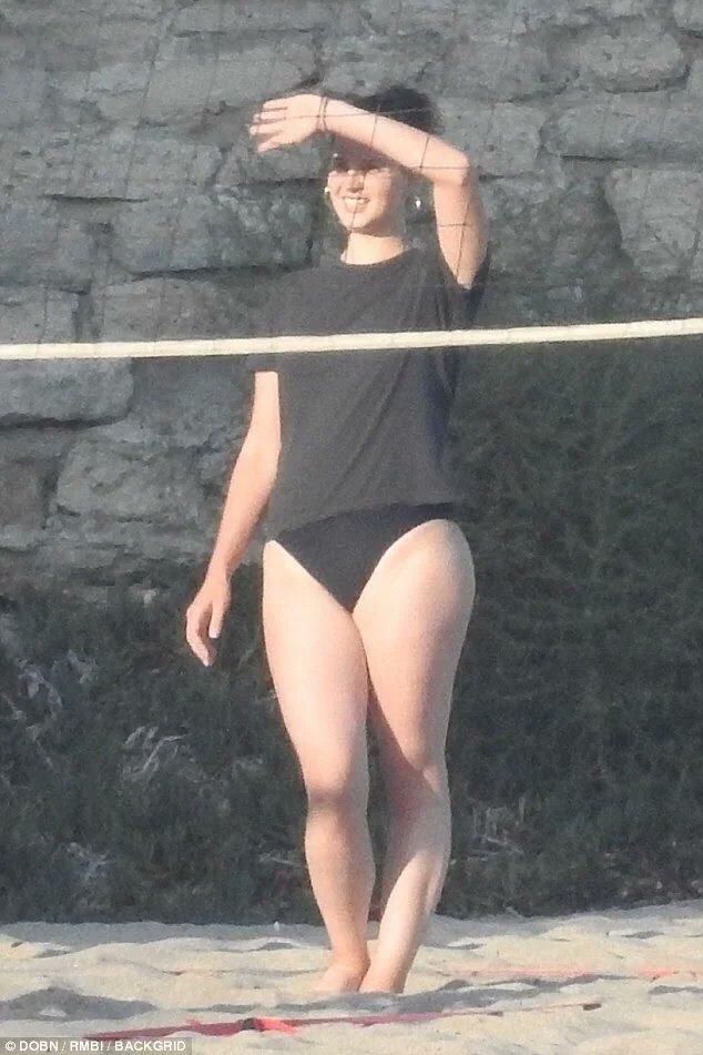 QUEENP0P's tweet photo. Is the sun bothering you Lana Del Rey? 
dw i gotchu. https://t.co/ysGK8NKBi7