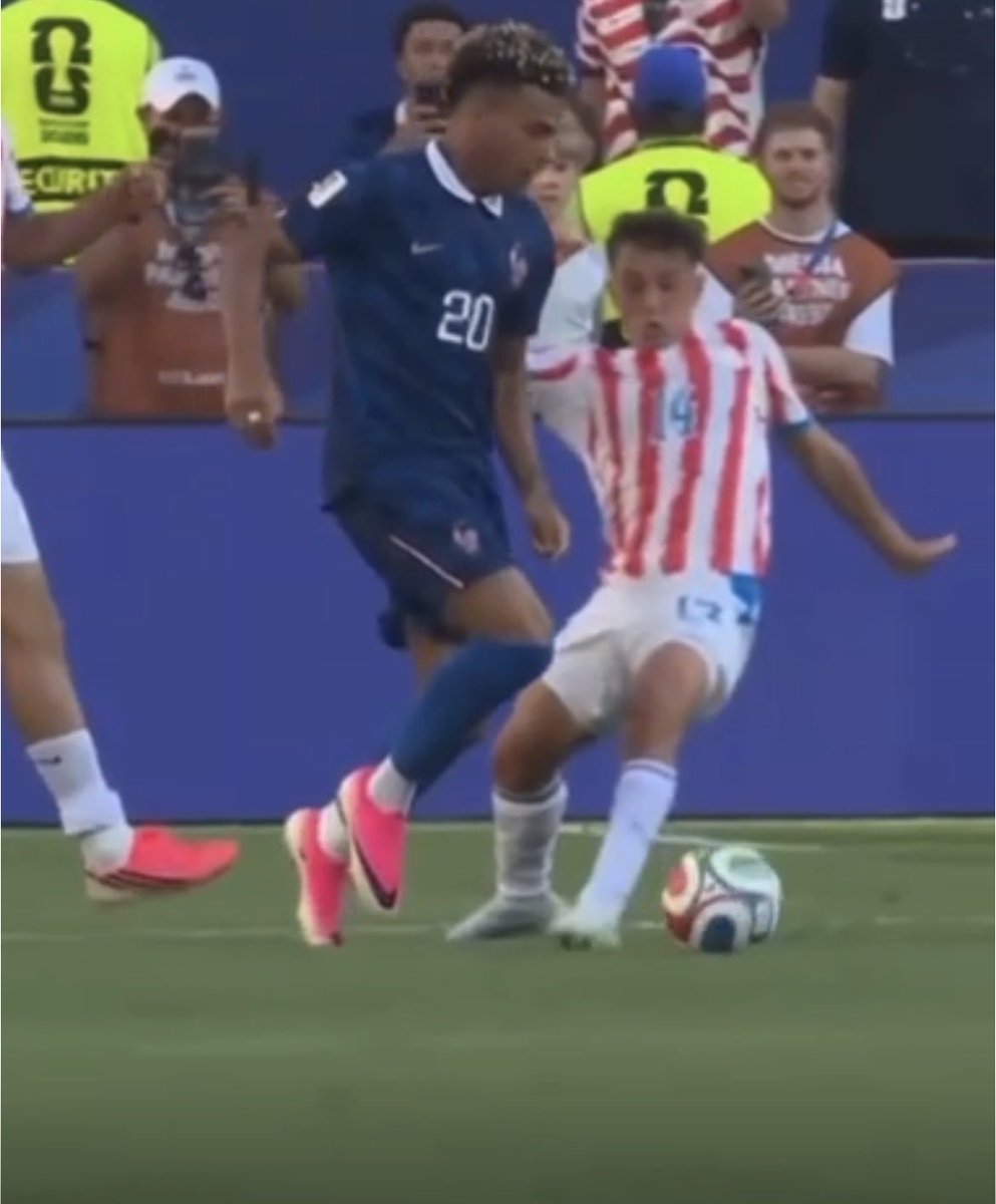 VillaBallester1's tweet photo. Alguien ve penal acá? Yo opino que es tarjeta amarilla por simulación para el Francés … #francia #paraguay #var #mundialdefútbol2026 #fifa #mundial2026  Se ve exacto el momento donde en el aire busca el impacto https://t.co/m36Ad3dMZ7