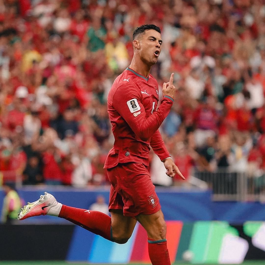 CRonaldoNews's tweet photo. 🎙️ Cristiano Ronaldo:

“I believe if the ball lands in my area and there’s a chance, I’ll score it.” https://t.co/KwEKBAA6do