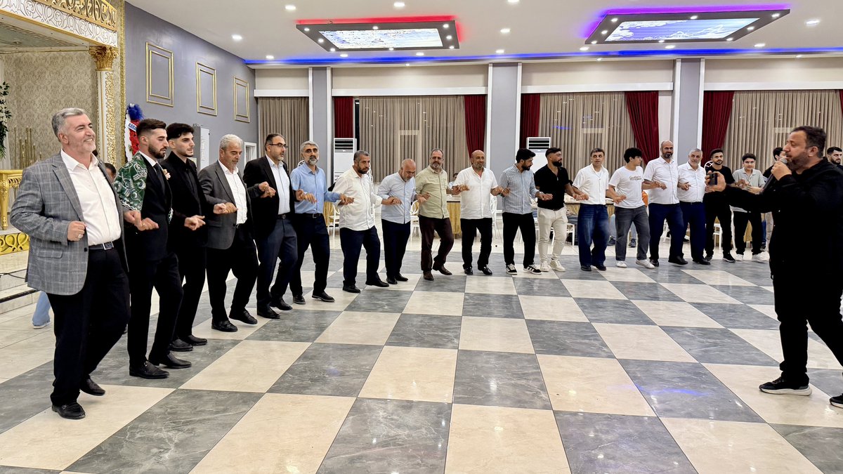 HudaPar21's tweet photo. 📍Düğün Merasimleri

İl Başkanımız Zeynul Abidin Gülsever ve beraberindeki heyetimiz, Ergani İlçe Başkanımız Uğur Uşar’ın oğlunun düğünü başta olmak üzere Önen ve Baran ailelerinin düğün merasimlerine katıldı.

Uşar, Önen ve Baran ailelerinin büyükleri tarafından karşılanan İl Başkanımız, aileleri tebrik ederek evlenen çiftlere iki cihan saadeti temennisinde bulundu.