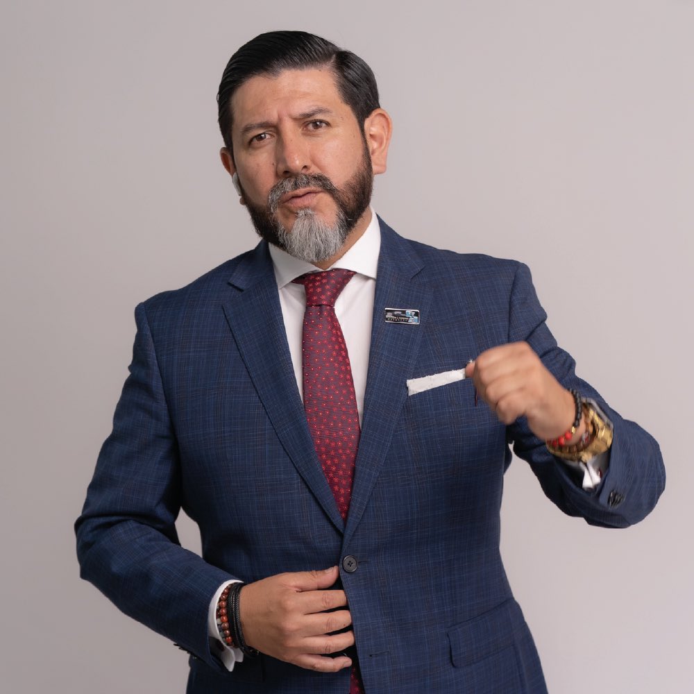 TheVerdugoEc's tweet photo. La marcha convocada por Washington Andrade para la revocatoria de mandato, en la capital el día de ayer, fue un total fracaso.

Dentro de la marcha, como mucho había entre 100 y 200 personas, y la mayoría pagadas. 

Se supone que tenía que estar Iza, pero no estuvo, jajaja https://t.co/UEpVUzqUEh