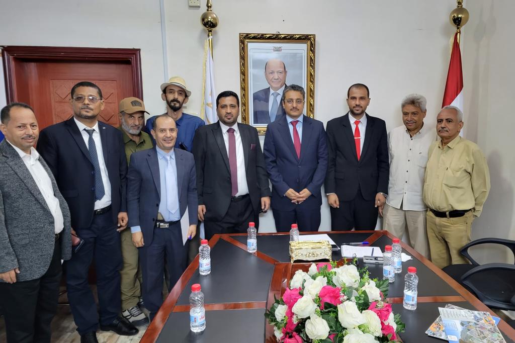 Hussein_Alsokab's tweet photo. اجتماع برئاسة الوزير دماج يناقش تطوير القطاع الفندقي وتعزيز السياحة
[05/07/2026 05:02]

عدن - سبأنت:
ترأس وزير الثقافة والسياحة رئيس مجلس الترويج السياحي، مطيع دماج، اليوم، في العاصمة المؤقتة عدن، اجتماعا ضم مدراء الفنادق وممثلي الجمعيات الفندقية في عدن، جرى خلاله مناقشة خطة تطوير القطاع الفندقي والخدمات وتعزيز الاستثمار السياحي.

كما تطرق الاجتماع الذي ضم وكلاء الوزارة جعفر أبوبكر، وحسين السكاب، وعبيد الحظا، إلى أبرز التحديات التي تواجه المنشآت الفندقية، والجهود الحكومية الهادفة إلى تنشيط القطاع السياحي.

وأكد الوزير دماج، حرص الوزارة على معالجة التحديات التي تواجه القطاع الفندقي وتذليل الصعوبات أمام المنشآت الفندقية والسياحية، بما يسهم في تحسين بيئة الاستثمار السياحي، والارتقاء بجودة الخدمات، وتعزيز نمو القطاع الفندقي.

كما أكد أهمية الارتقاء بمستوى الخدمات السياحية والفندقية.. منوهاً بأهمية هذا القطاع الذي يمثل أحد الروافد الاقتصادية الواعدة، بما يسهم في تحفيز الاستثمار وخلق فرص العمل.

وشدد على تأهيل الكوادر العاملة في القطاع الفندقي وفق المواصفات والمعايير السياحية، بما يضمن تقديم خدمات ذات جودة عالية تعزز من جاذبية الوجهة السياحية في عدن واليمن عموما..موضحاً أن الوزارة بدأت التنسيق مع كلية المجتمع لتنفيذ برامج تدريب وتأهيل تستجيب لاحتياجات سوق العمل السياحي والفندقي، وتواكب المعايير المهنية المعتمدة.

وأكد وزير الثقافة والسياحة، حرص الوزارة على تنشيط الحركة السياحية والثقافية في البلاد عبر تنظيم سلسلة من المهرجانات السياحية والثقافية والفنية، وذلك بهدف تعزيز الوعي بأهمية السياحة والثقافة، وإبراز المقومات التي تتمتع بها مدينة عدن وبقية المحافظات، بما يسهم في ترسيخ مكانتها كوجهات سياحية جاذبة.

من جانبهم تطرق مديرو الفنادق وممثلو الجمعيات الفندقية، إلى أبرز التحديات التي تواجه المنشآت السياحية وتنعكس سلباً على مستوى الخدمات وتطور القطاع، وكذا المقترحات التي من شأنها الإسهام في تطوير القطاع السياحي.

https://t.co/sHdxmu9XDO