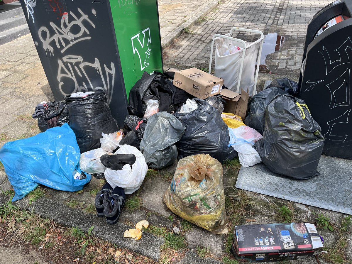 afvaldumping074's tweet photo. Zondag 5 juli 2026, Binnenstad. Het blijft een zooitje in de @gemeentehengelo 
@Twentemilieu @TubantiaHengelo @BBHengelo @VVDHengelo @CDAHengelo @D66Hengelo @SP_Hengelo @GLHengelo @Han_Daals @sanderschelberg @GLHengelo @PVV_Hengelo @AnnemiekeTraag https://t.co/BrAs2G0I9V