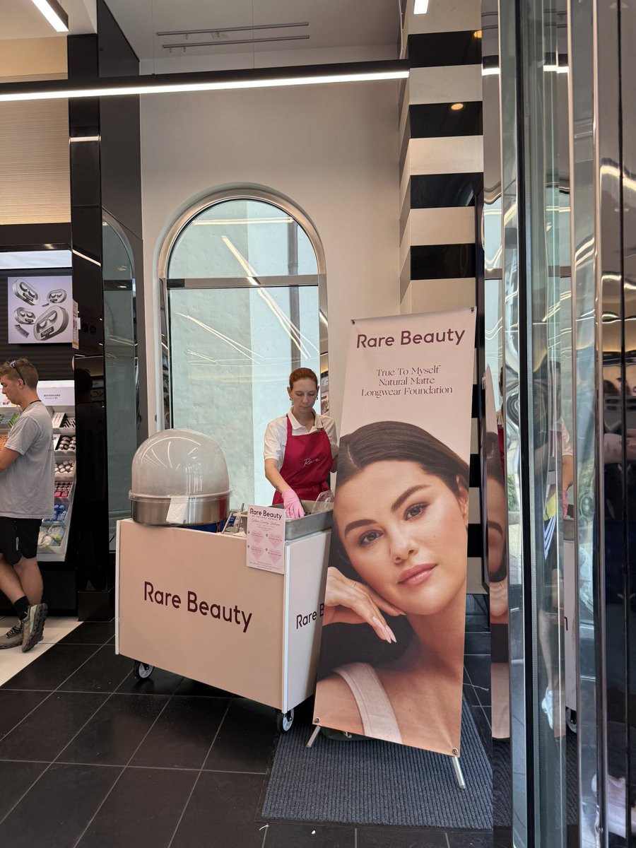 felipesversion's tweet photo. passei por 5 segundos numa sephora perto de casa e tá tendo algodão doce da rare beauty https://t.co/XOiLgPTmxX