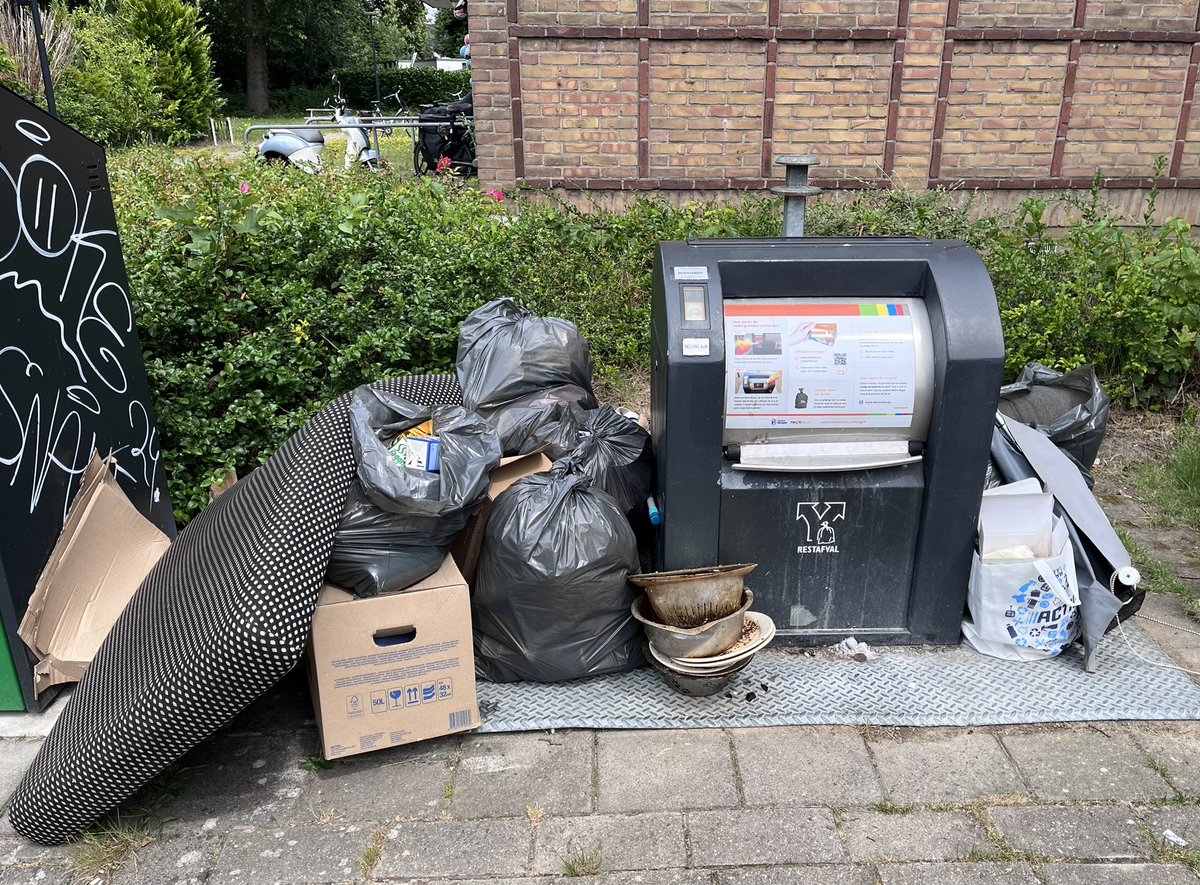 afvaldumping074's tweet photo. Zondag 5 juli 2026, Wilderinkshoek. Het blijft een zooitje in de @gemeentehengelo 
@Twentemilieu @TubantiaHengelo @BBHengelo @VVDHengelo @CDAHengelo @D66Hengelo @SP_Hengelo @GLHengelo @Han_Daals @sanderschelberg @GLHengelo @PVV_Hengelo @AnnemiekeTraag https://t.co/csBy9pB5YE
