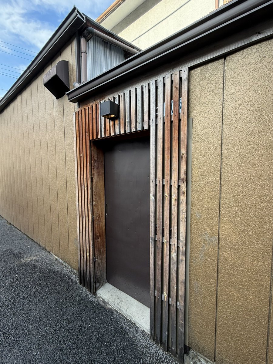 m16goqugm's tweet photo. 角打ちナダヤ@江戸川区小岩 商店街を道なりに進み路地裏にひっそり佇む角打ち店。入り口から隠れ家感があるがそこを抜ければ飲兵衛の桃源郷。おつまみもリーズナブルで日本酒の説明も丁寧にしてくれるので初めてでも安心する🍶 #角打ち https://t.co/UkCxNHHopY
