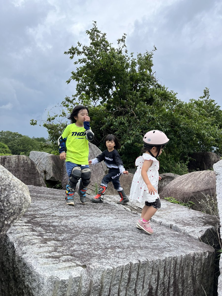 shirai_yurufuwa's tweet photo. こんばんは🌙
この土日は、特に集まりというわけでなく
たまたま土曜7名、日曜5名で
バイク×山遊びしてました！🏍️⛰️

ストライダー組も、仲間がいると乗る！のぼる！おりる！
ということがわかり、
ますます仲間になってくれる方募集中です☺️

#ストライダー
#バイク遊び
#山遊び
#電動バイク https://t.co/kFRJL4uObn