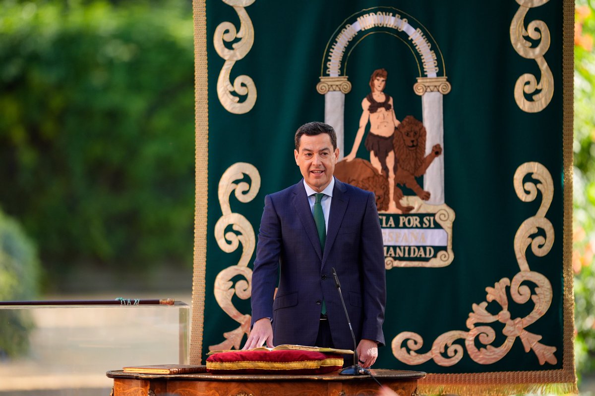 Hdad_Macarena's tweet photo. 🟢 REPRESENTACIÓN | Nuestro Hermano Mayor, Fernando Fernández Cabezuelo, ha asistido en la mañana de hoy al acto de toma de posesión del presidente de la @AndaluciaJunta, @JuanMa_Moreno, celebrado en el Palacio de San Telmo.

Rogamos a María Santísima de la Esperanza Macarena que ilumine y guíe este tiempo de servicio, para que los frutos de este mandato redunden en el bien común, el progreso de Andalucía y el bienestar de todos los andaluces.

📸 @CorcheroArcos