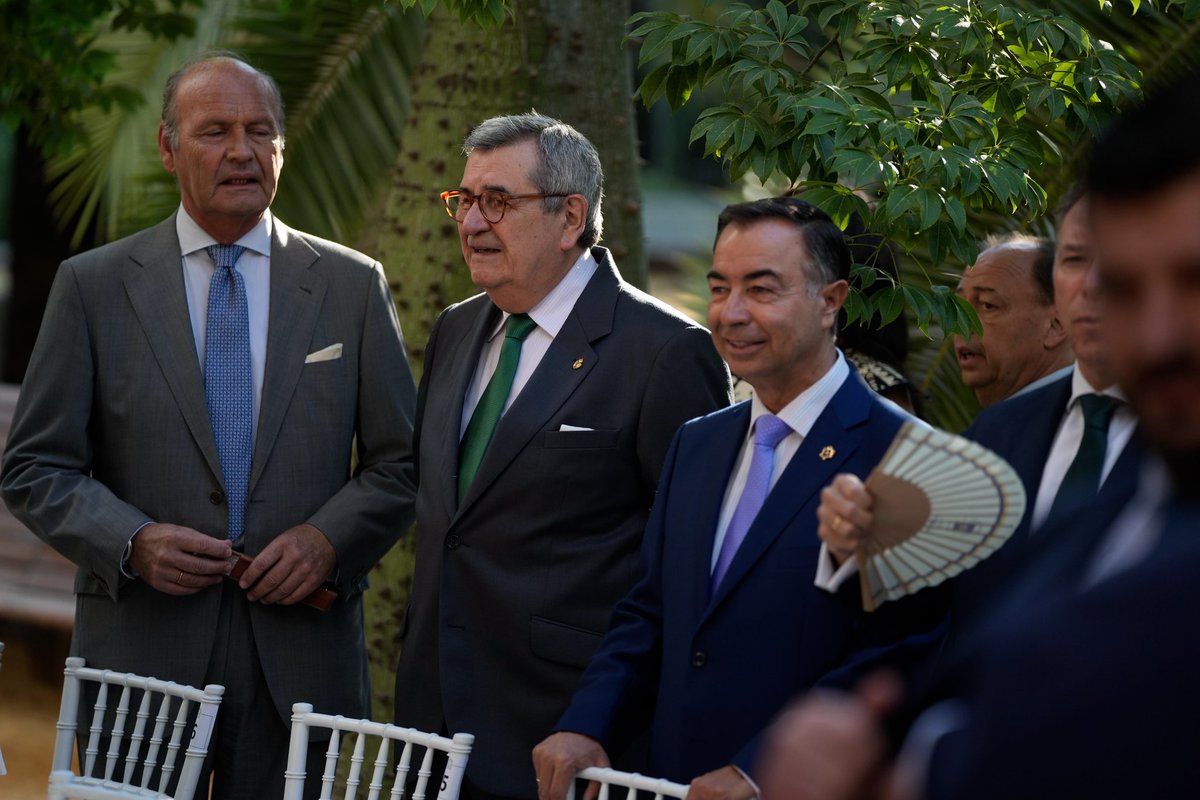 Hdad_Macarena's tweet photo. 🟢 REPRESENTACIÓN | Nuestro Hermano Mayor, Fernando Fernández Cabezuelo, ha asistido en la mañana de hoy al acto de toma de posesión del presidente de la @AndaluciaJunta, @JuanMa_Moreno, celebrado en el Palacio de San Telmo.

Rogamos a María Santísima de la Esperanza Macarena que ilumine y guíe este tiempo de servicio, para que los frutos de este mandato redunden en el bien común, el progreso de Andalucía y el bienestar de todos los andaluces.

📸 @CorcheroArcos