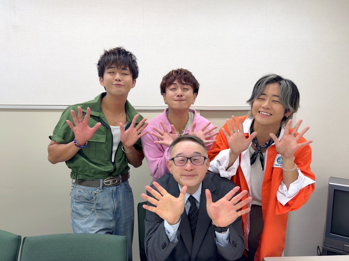 kagachan2525's tweet photo. 「mic-alone@radio」#ラジオ福島
6日20:30〜15回目の放送。
今週は間近に迫った7/10(金)開催の
八王子ワンマンライブのお話し。
7月はスケジュールの都合で、
翔真さんお休みです。
でも番組は盛り上がってます！
みんなが写っている「MUSIC TIME LIVE」の楽屋写真も載せておきます。
#マイクアローン https://t.co/e9sdwDpbfU