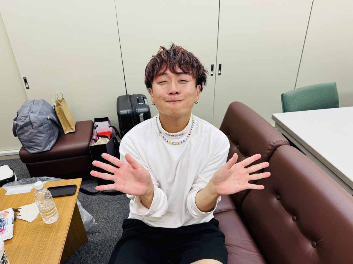 kagachan2525's tweet photo. 「mic-alone@radio」#ラジオ福島
6日20:30〜15回目の放送。
今週は間近に迫った7/10(金)開催の
八王子ワンマンライブのお話し。
7月はスケジュールの都合で、
翔真さんお休みです。
でも番組は盛り上がってます！
みんなが写っている「MUSIC TIME LIVE」の楽屋写真も載せておきます。
#マイクアローン https://t.co/e9sdwDpbfU