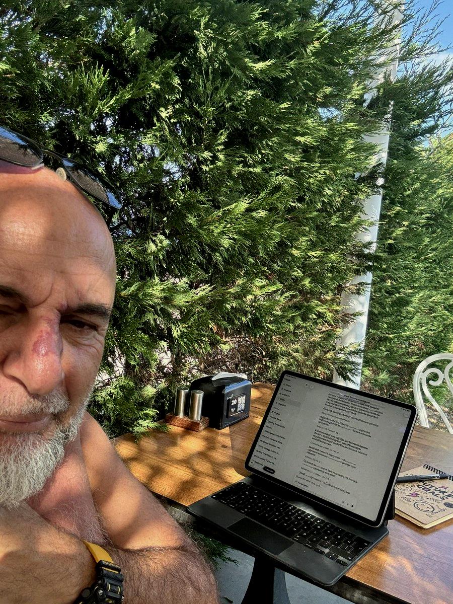 daradoyle93's tweet photo. Checking my agents.

They're working.

Me though 😎😂 https://t.co/DIsmhbcKBH