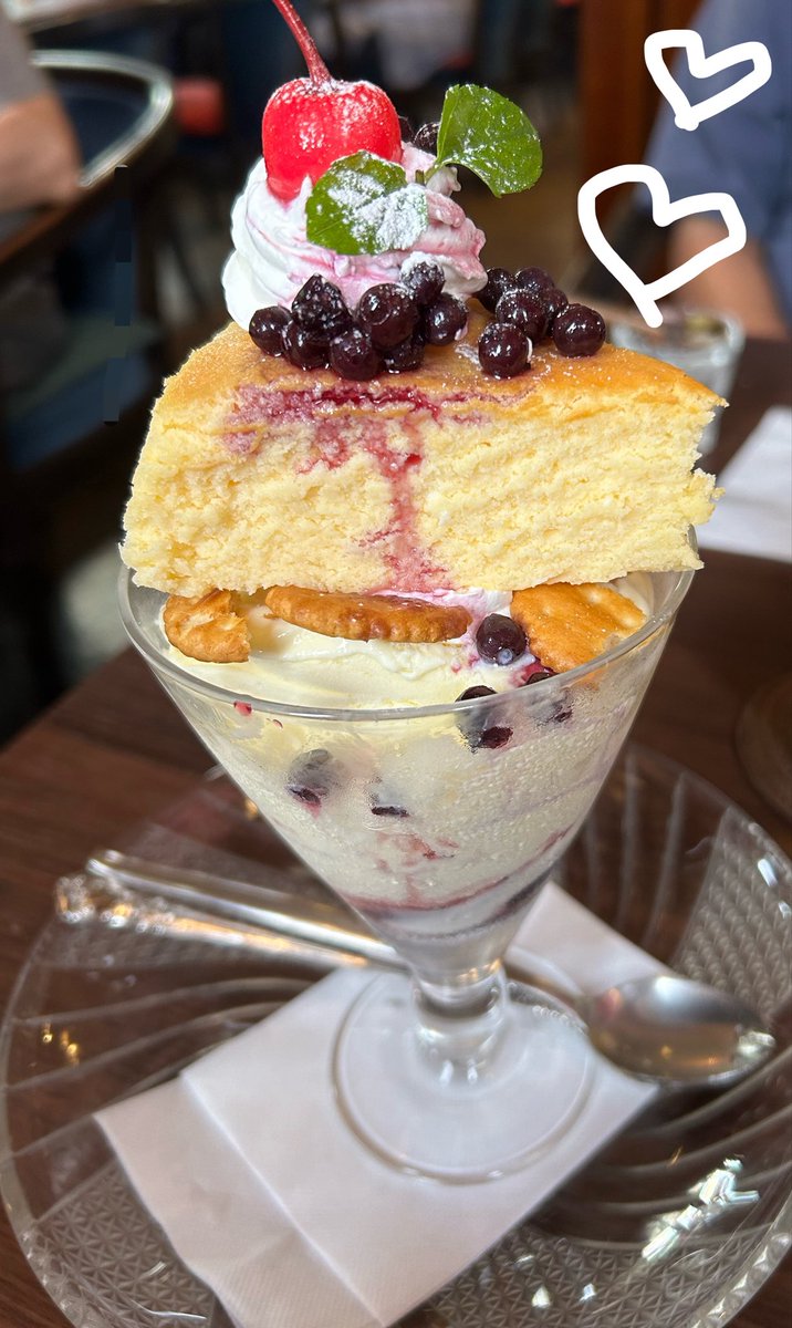 ri_chan810's tweet photo. 昨日食べたパフェ🍨チーズケーキがのってて美味しかった☺️🫶母乳出してるからか、すぐお腹空くし食欲がやばすぎる！ https://t.co/CdyHB9GCpz