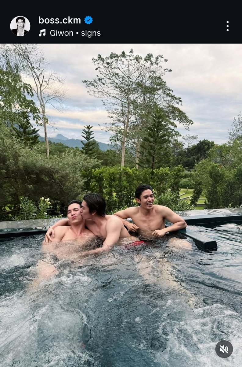 always_think1st's tweet photo. #Bosschaikamon keeps his real friends close(friends&amp;gf(pim)all work4his buisnesses)hes always w max,tose,lab,etc,during freetime,Never N,hes only coworker,When #BossCKM leaves mmy&amp; #Noeulnuttarat&amp;ends #BossNoeul will B go2dmd w friends,or2Aplan where they hate N,2partner w Shogun https://t.co/T9LePbMi9x